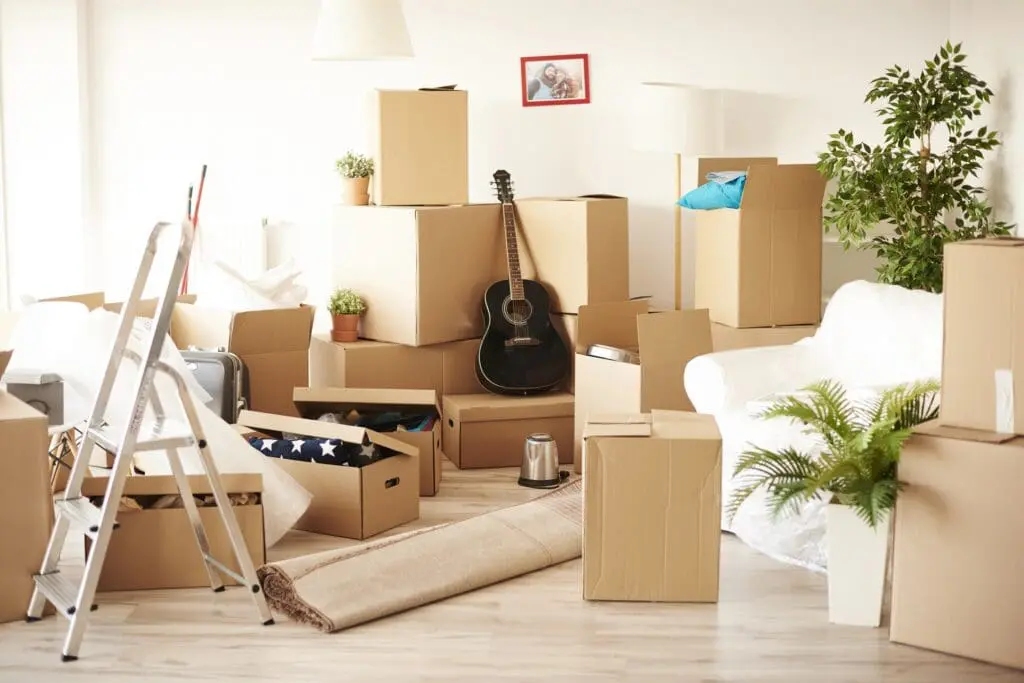 Vue de dessus d’une pièce encombrée et pleine de cartons de déménagement