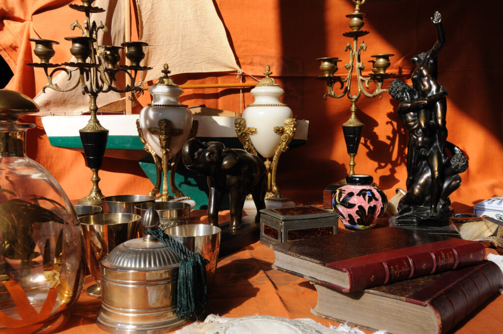 brocante bibelots livres brûle-parfums