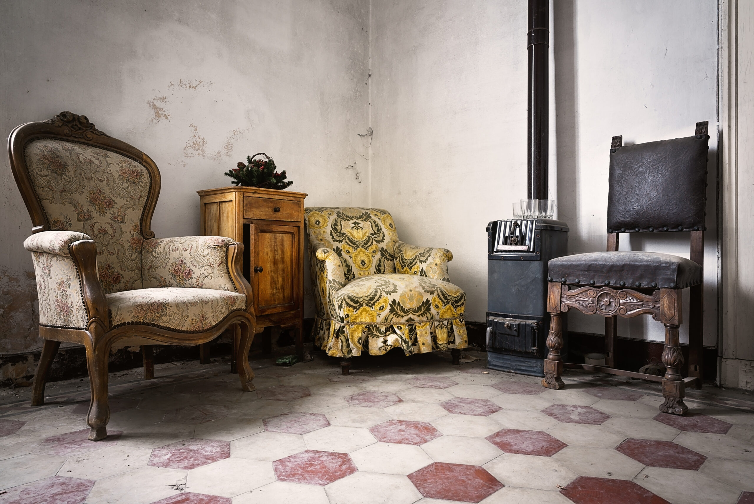 Exploration urbaine en Italie, lieu abandonné à Codeville. anciens meubles dans une pièce